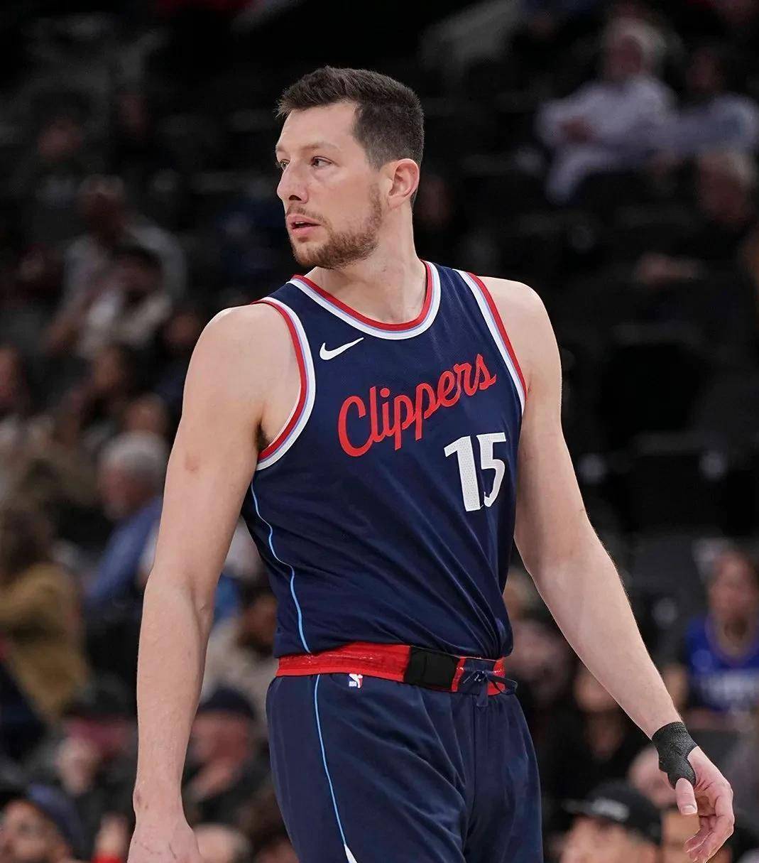 关于转会期洛杉矶快船调整名单以备NBA常规赛，门线救险环节打磨，悬念犹存，轮换策略成焦点的信息